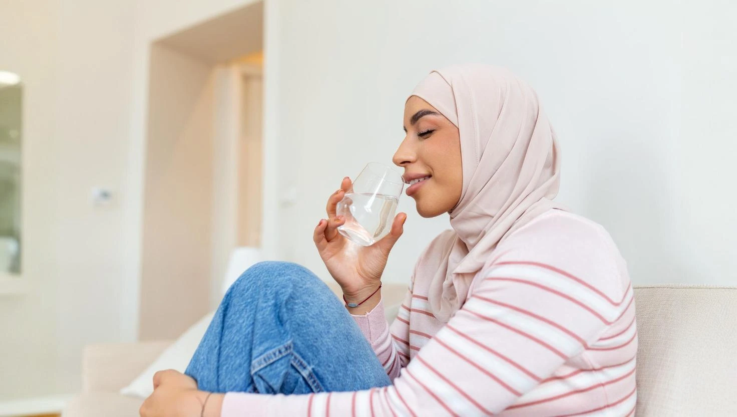 Tubuh Tetap Terhidrasi, Cara Menjaga Hidrasi, Pentingnya Minum Air, Tips Tetap Terhidrasi, Cegah Dehidrasi, Manfaat Air untuk Tubuh, Hidrasi Saat Puasa, Minuman Sehat untuk Hidrasi, Kesehatan dan Hidrasi, Pola Minum yang Benar