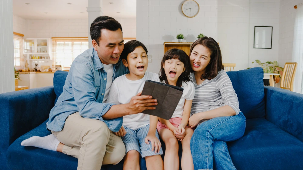 Era Distraksi Digital, Pengasuhan Semakin Ekstra untuk Anak-anak dan Remaja
